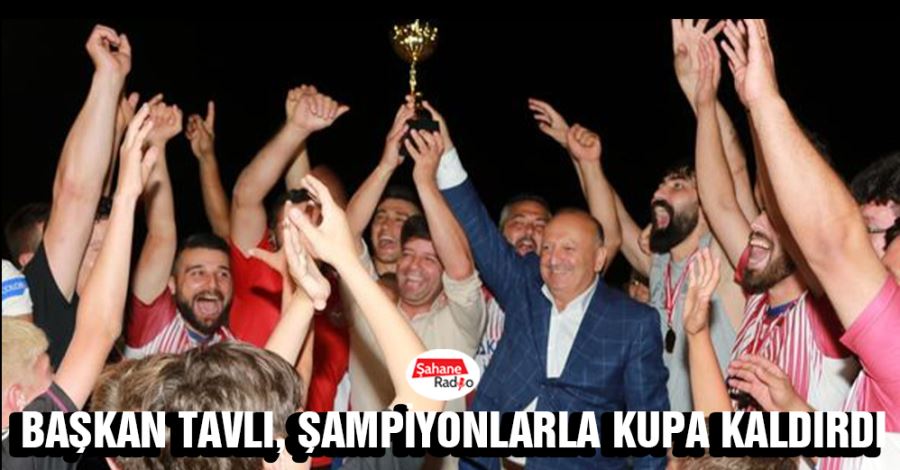 Başkan Tavlı, şampiyonlarla kupa kaldırdı