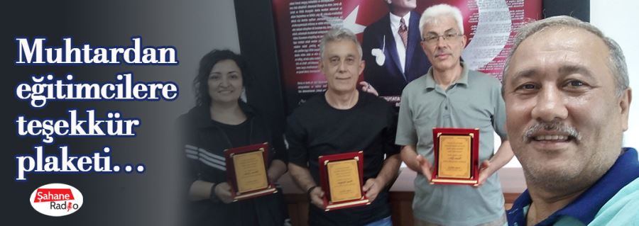 Muhtardan eğitimcilere teşekkür plaketi…