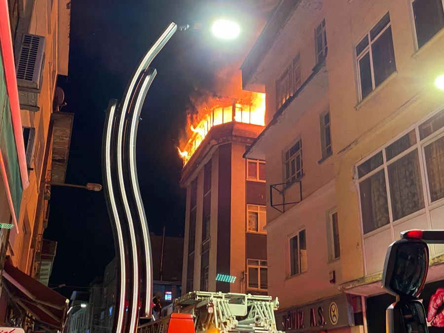 5 katlı binada yangın, bir kişi yanarak hayatını kaybetti