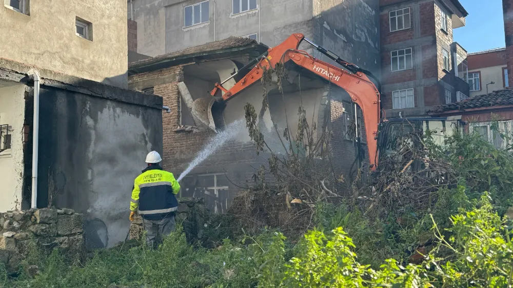 Liseler’de tehlike arz eden 6 metruk yapı yıkıldı!