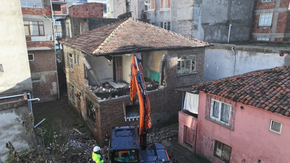 Liseler’de tehlike arz eden 6 metruk yapı yıkıldı!