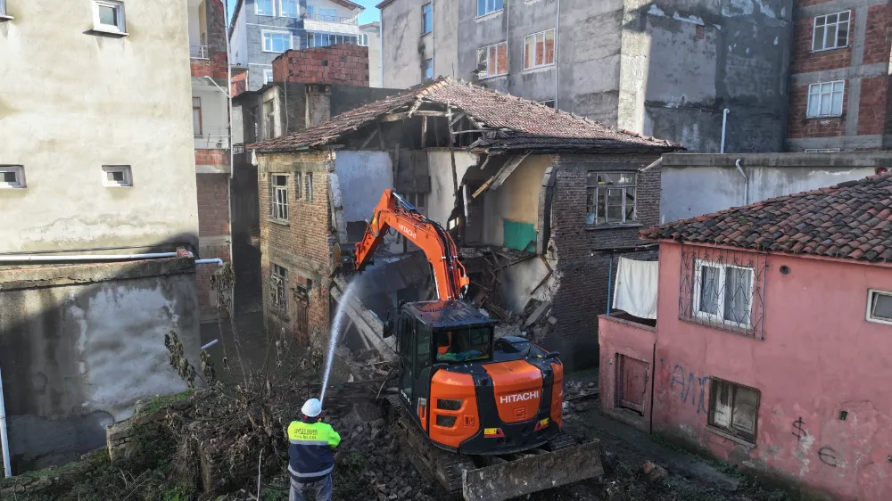 Liseler’de tehlike arz eden 6 metruk yapı yıkıldı!