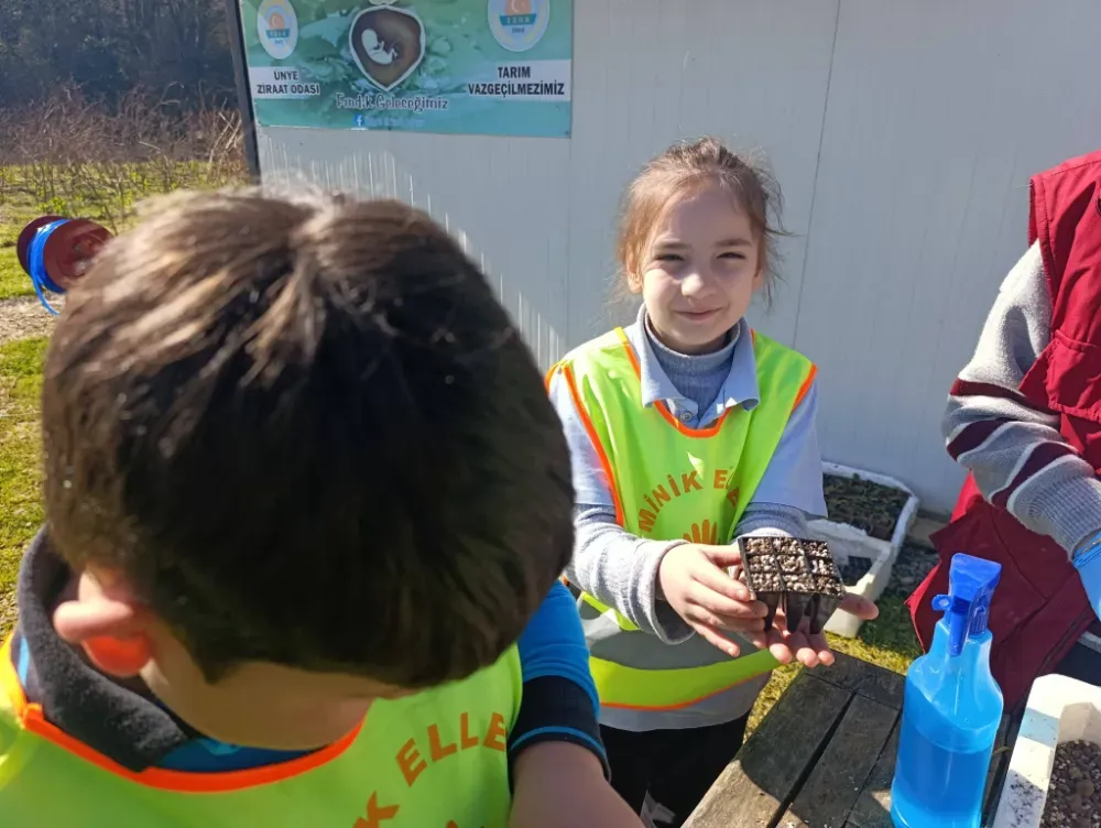 Ünye’de ata tohumları miniklerin ellerinde toprakla buluşuyor