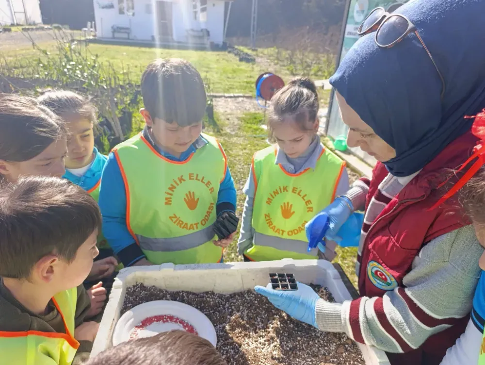 Ünye’de ata tohumları miniklerin ellerinde toprakla buluşuyor