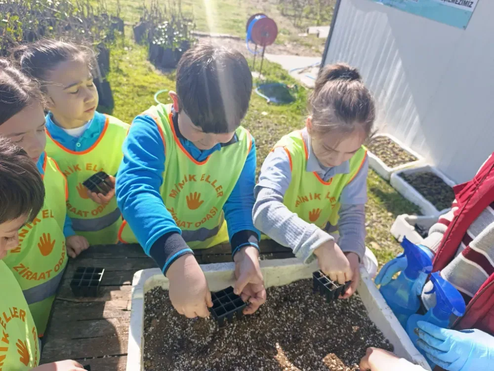 Ünye’de ata tohumları miniklerin ellerinde toprakla buluşuyor