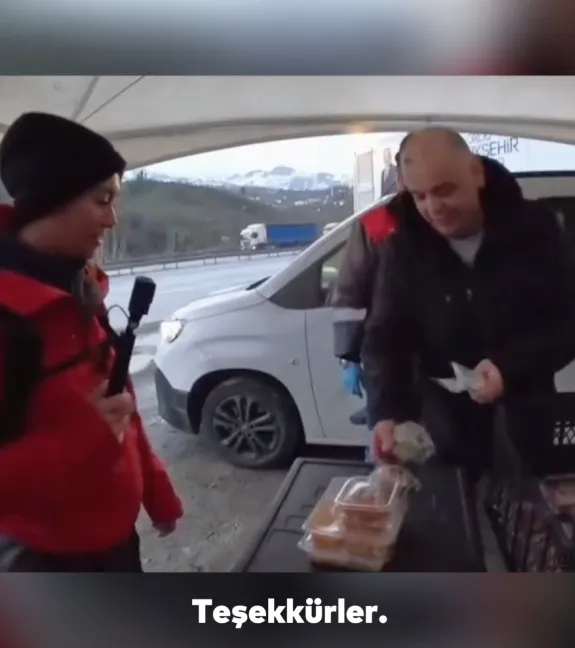 İngiltere'den Vietnam'a yürüyen gezginler "iftar" dayanışmasına hayran kaldı