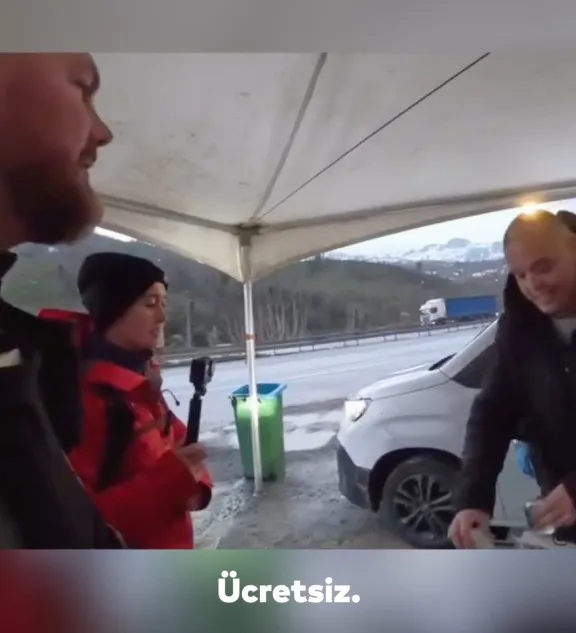 İngiltere'den Vietnam'a yürüyen gezginler "iftar" dayanışmasına hayran kaldı