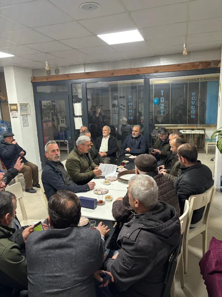 Gogina Camii’nde teravih sonrası sokakta ilahi ziyafeti